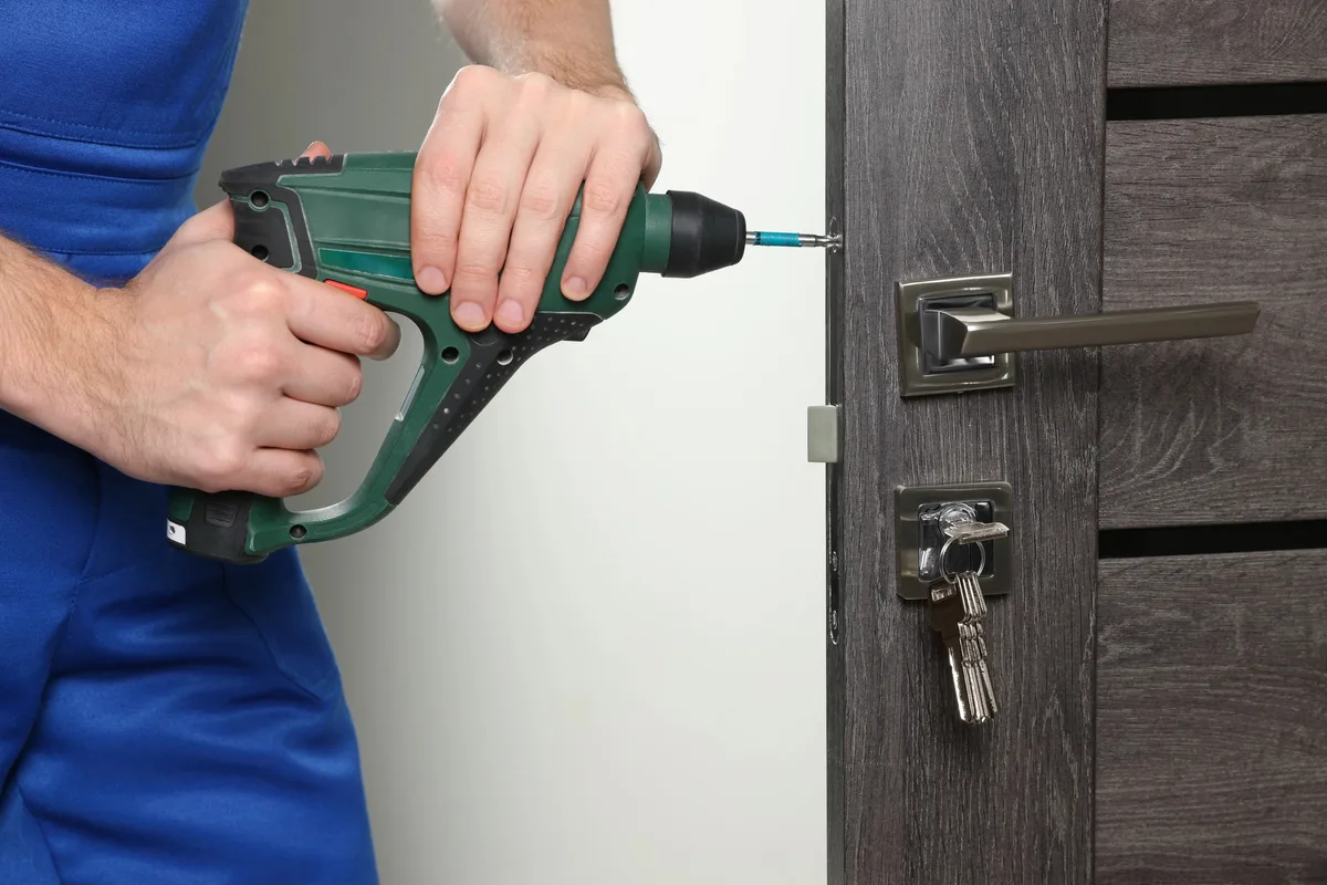 Serrurier professionnel en intervention — Serrurier Paris 9ème, Paris 9e